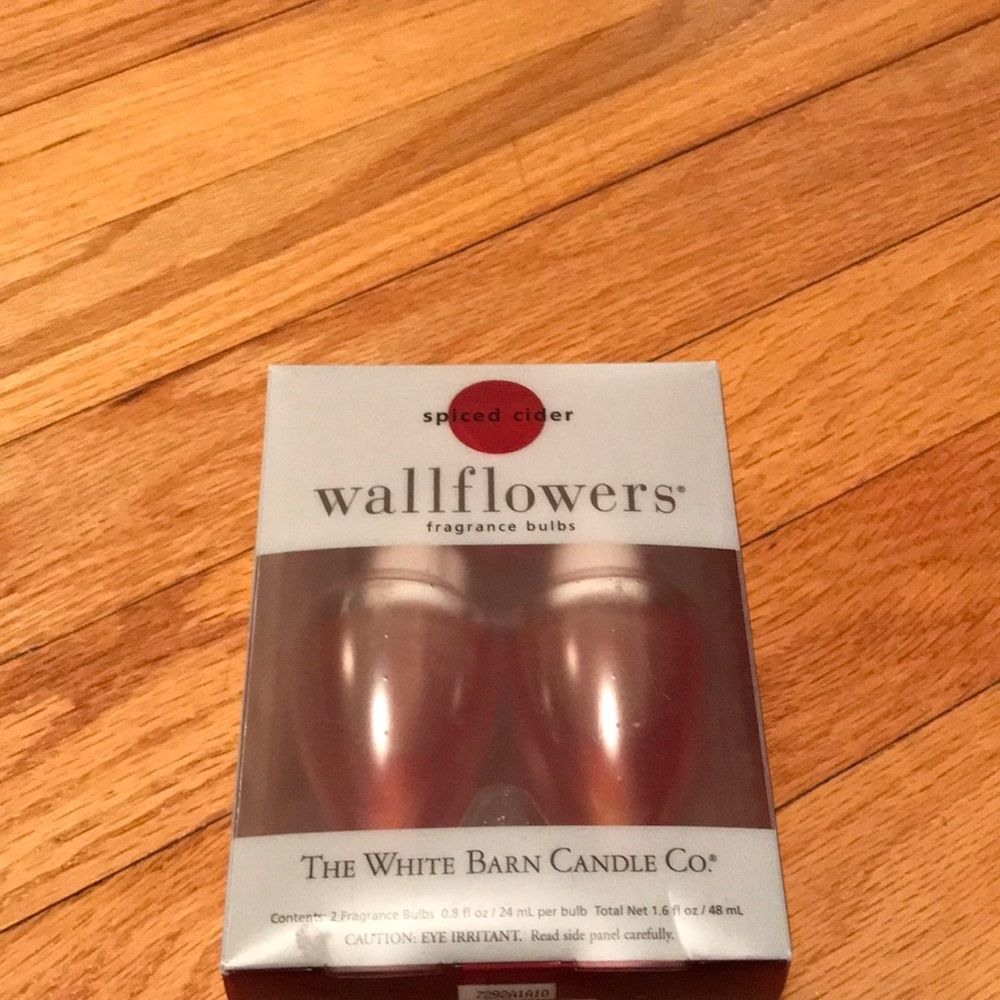 Wallflowers Fragrance Bulbs in Spiced Cider- new